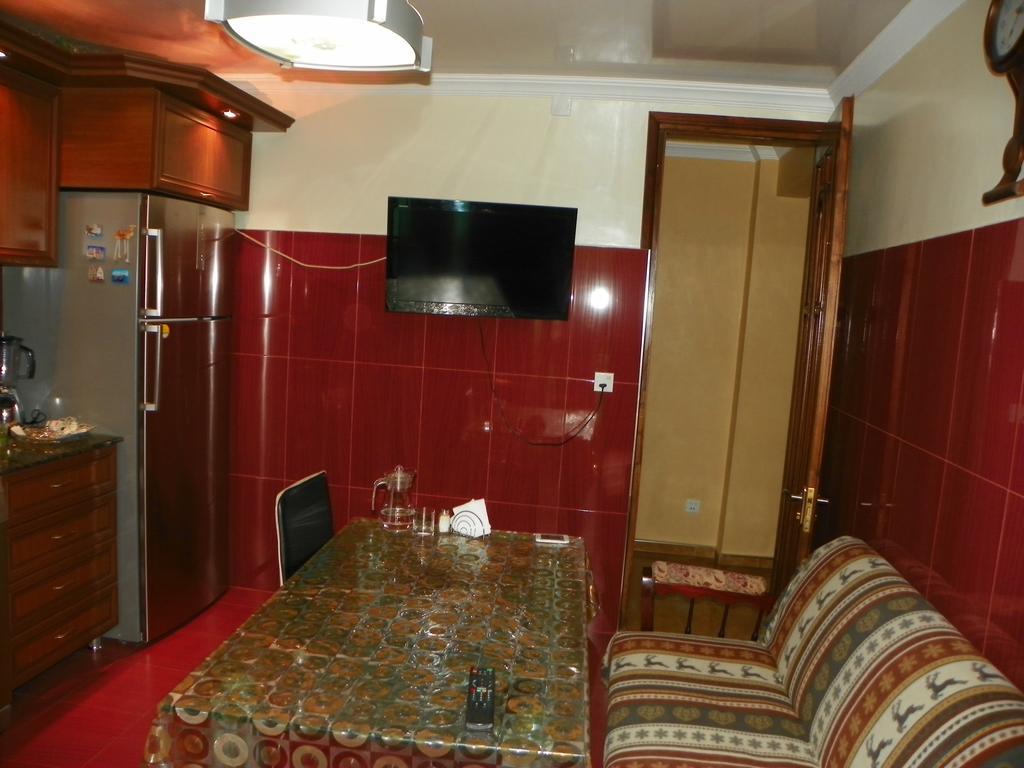 Apartment Rusudan Батуми Стая снимка